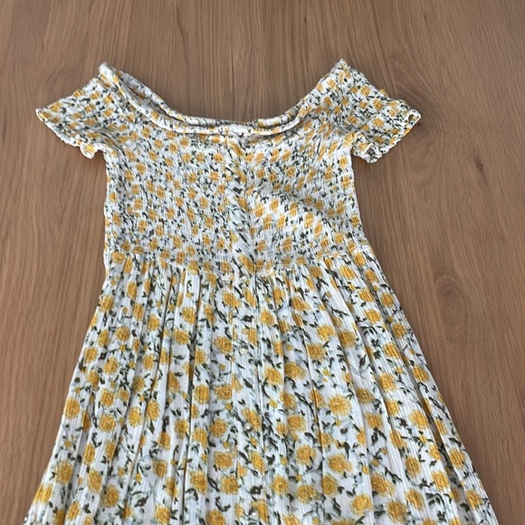 Off the shoulder floral midi. Size M from Urban Outfitters - Picture 2 of 3